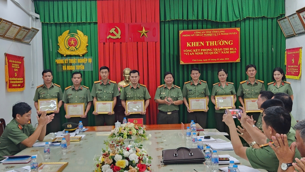 Cán bộ, chiến sĩ phòng Kỹ thuật nghiệp vụ và ngoại tuyến Công an tỉnh Vĩnh Long không ngừng học tập và làm theo tư tưởng, đạo đức, phong cách Hồ Chí Minh