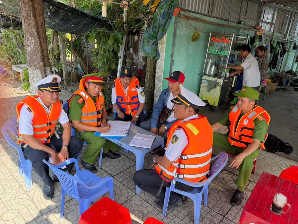 Công an phường Long Châu ra quân tuần tra, xử lý vi phạm trật tự an toàn giao thông đường thủy nội địa