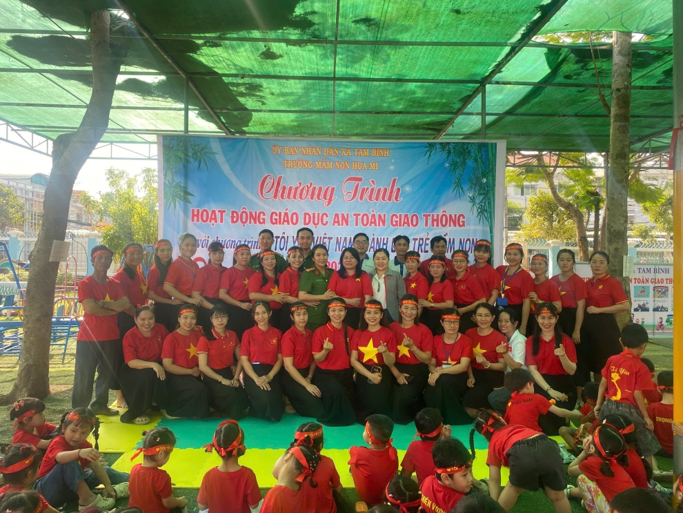 Công an xã Tam Bình phối hợp trường Mầm non Họa Mi tổ chức chương trình hoạt động “Giáo dục an toàn giao thông” cho cán bộ quản lý, giáo viên, nhân viên, phụ huynh và học sinh nhà trường