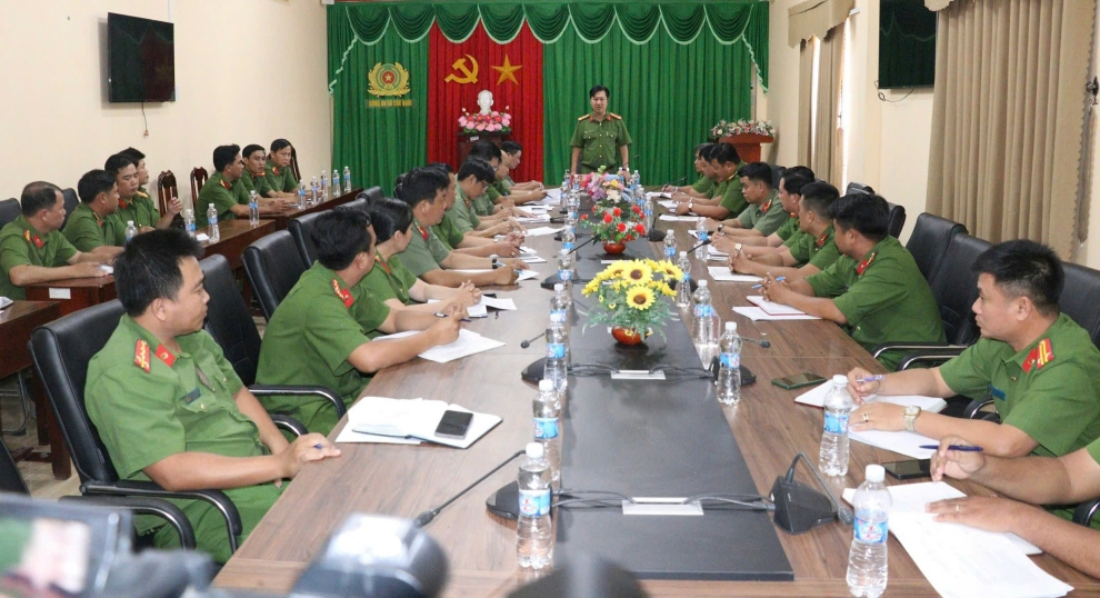 Công an xã Tân Quới đón tiếp đoàn kiểm tra Công an tỉnh về cao điểm tấn công, trấn áp tội phạm, đảm bảo an ninh trật tự