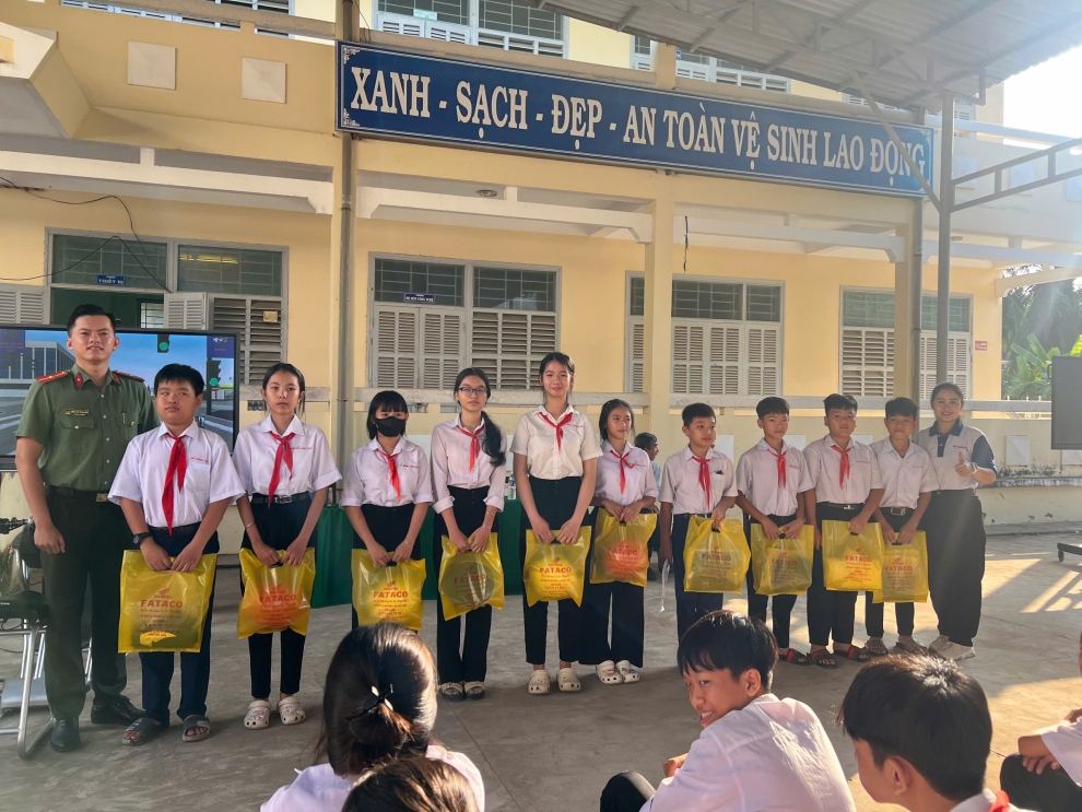 Công an xã Đồng Khởi phối hợp tuyên truyền an toàn giao thông, phòng, chống tội phạm, bạo lực học đường