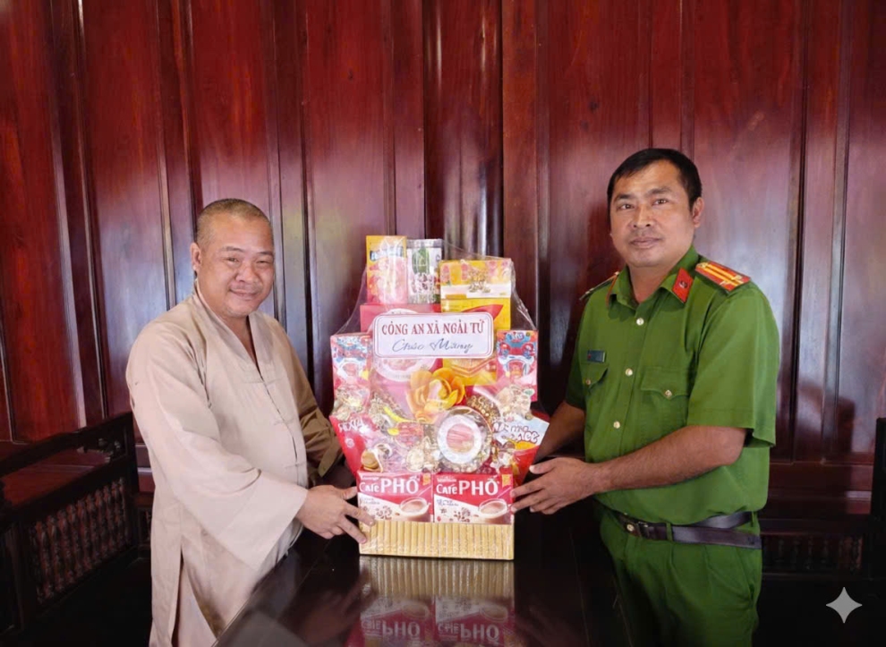 Công an xã Ngãi Tứ thăm hỏi, chúc mừng Đại lễ Chẩn tế - Trai đàn Thủy lục tại chùa Phước Nghiêm