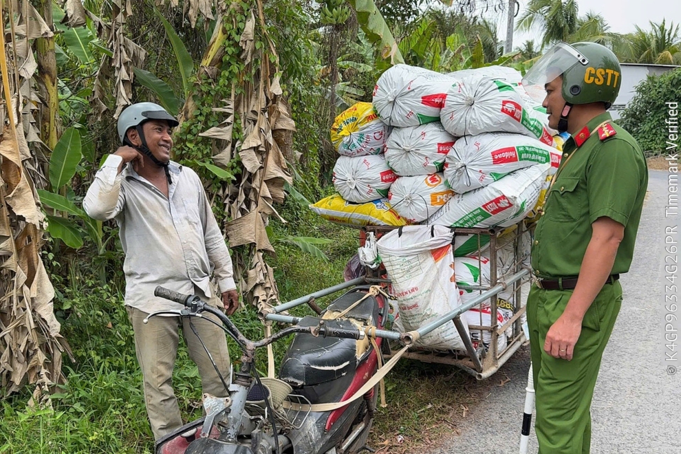 Công an xã Cầu Kè tăng cường tuần tra, kiểm soát, xử lý các hành vi vi phạm về trật tự, an toàn giao thông đường bộ