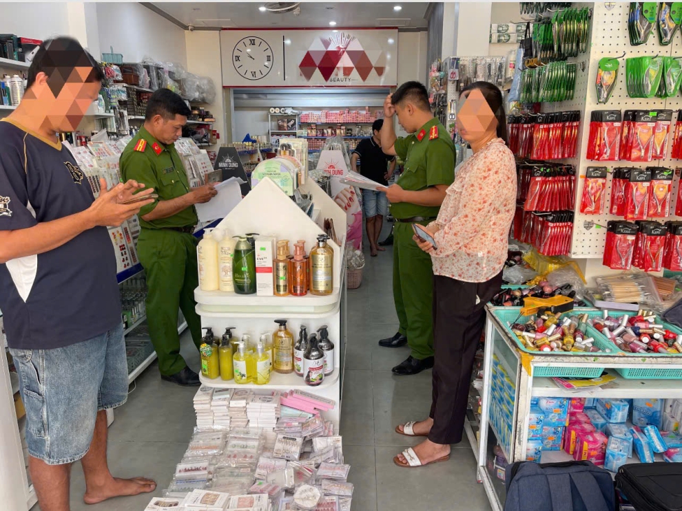 Công an phường Cái Vồn tăng cường kiểm tra các cơ sở kinh doanh hàng hóa trên địa bàn dịp cận tết Nguyên đán Bính Ngọ 2026
