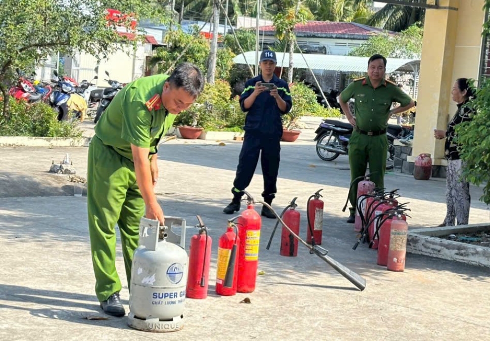 Công an xã Hưng Nhượng tổ chức tập huấn công tác PCCC và CNCH cho các cơ sở kinh doanh