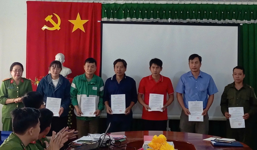 Công an xã Ngãi Tứ tổ chức Lễ công bố quyết định công nhận Tổ trưởng, Tổ phó, Tổ viên Tổ bảo vệ an ninh trật tự ở cơ sở