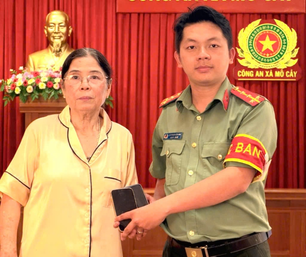 Công an xã Mỏ Cày trao tài sản cho người đánh rơi