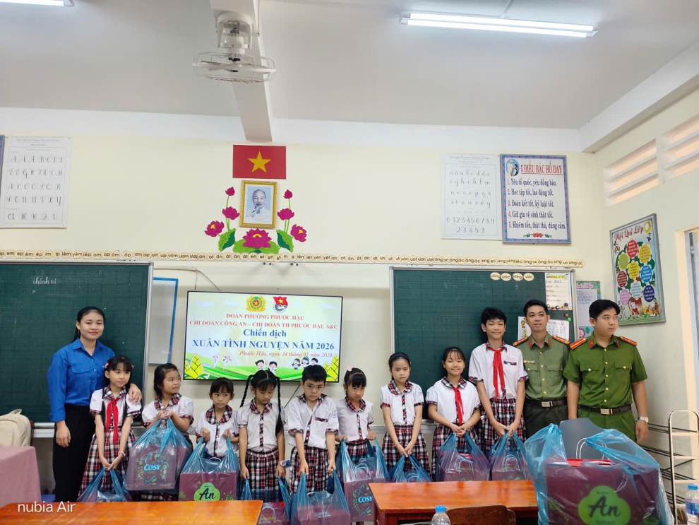 Chi đoàn Công an phường Phước Hậu tặng quà học sinh có hoàn cảnh khó khăn