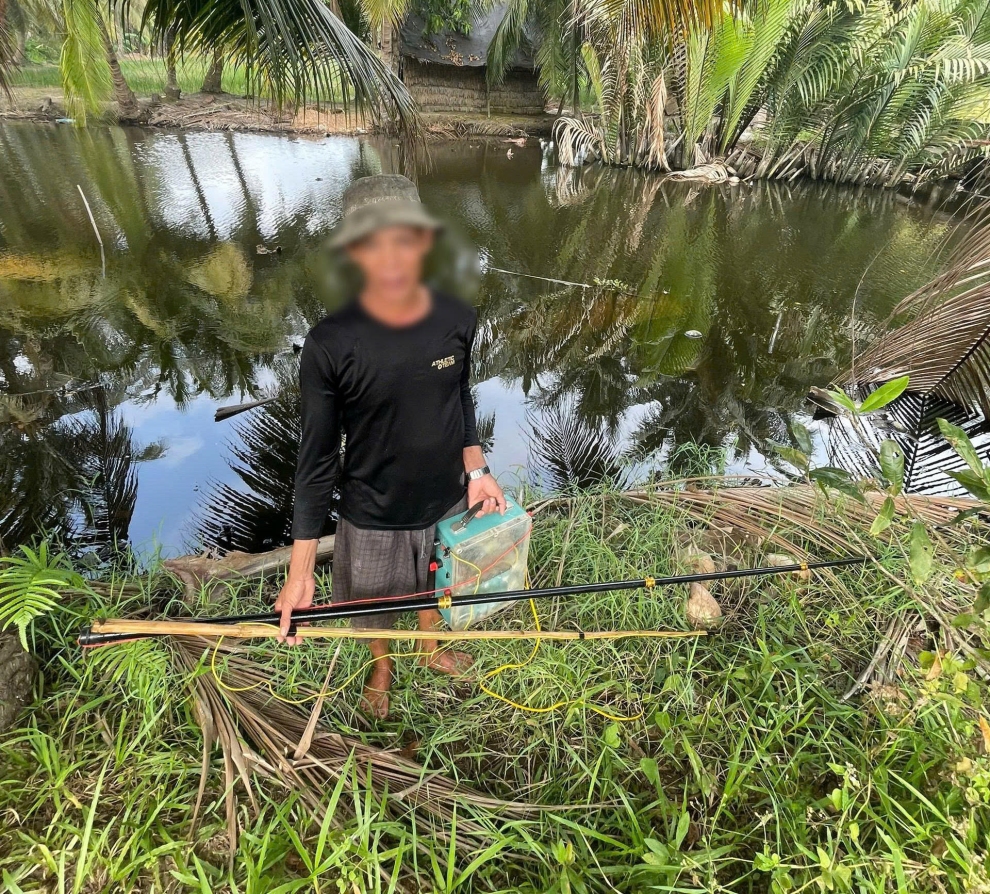 Công an xã Nhị Long tống đạt quyết định xử phạt vi phạm hành chính đối với hành vi sử dụng kích điện khai thác thủy sản