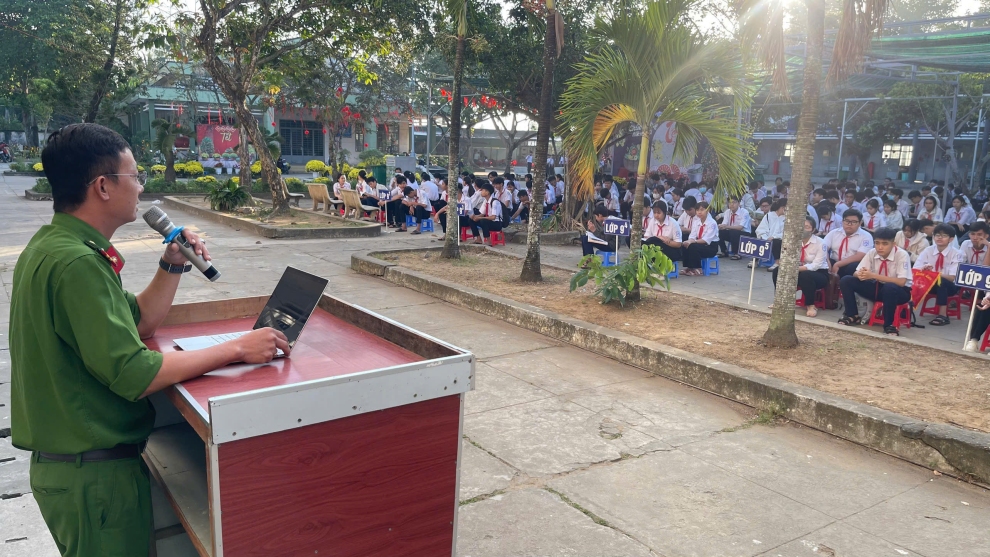 Công an xã Mỏ Cày tổ chức tuyên truyền phòng, chống bạo lực học đường, kỹ năng PCCC, CNCH cho học sinh