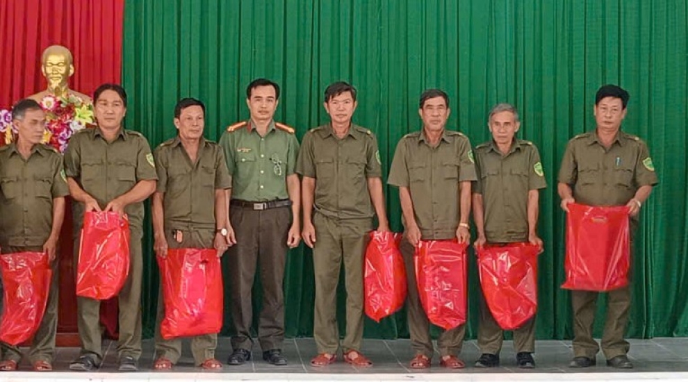 Công an xã Hưng Nhượng tổ chức họp mặt, tặng quà lực lượng tham gia bảo vệ ANTT ở cơ sở nhân dịp Tết Nguyên đán Bính Ngọ 2026