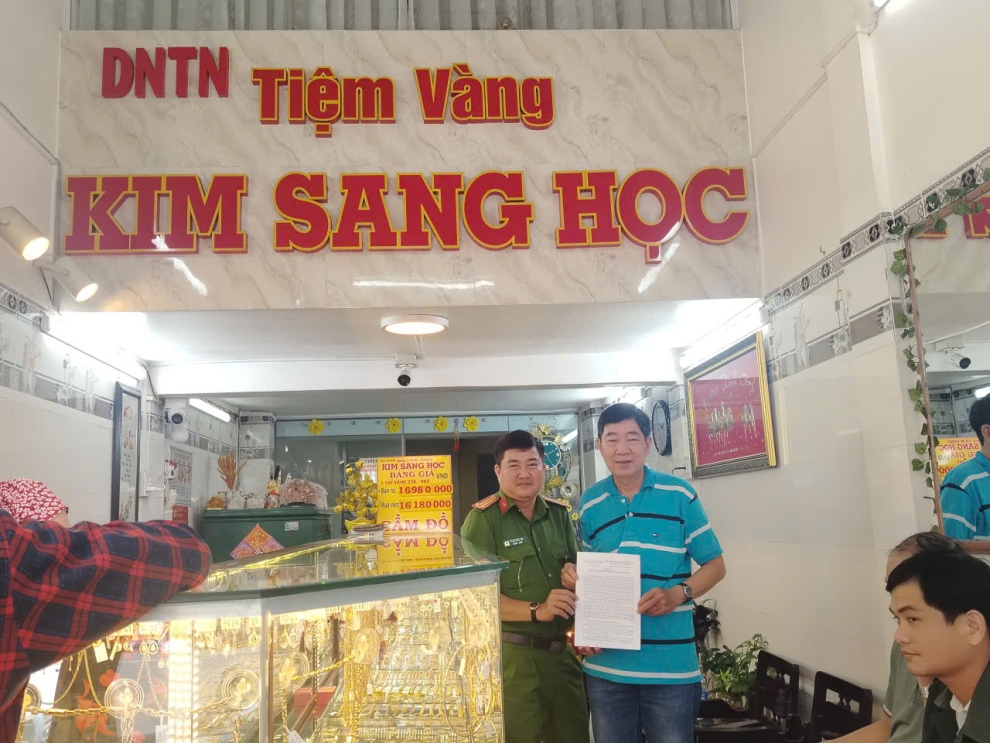 Tuyên truyền, hướng dẫn các ngân hàng, cửa hàng kinh doanh vàng, bạc, đá quý trên địa bàn biện pháp phòng ngừa tội phạm cướp, cướp giật tài sản