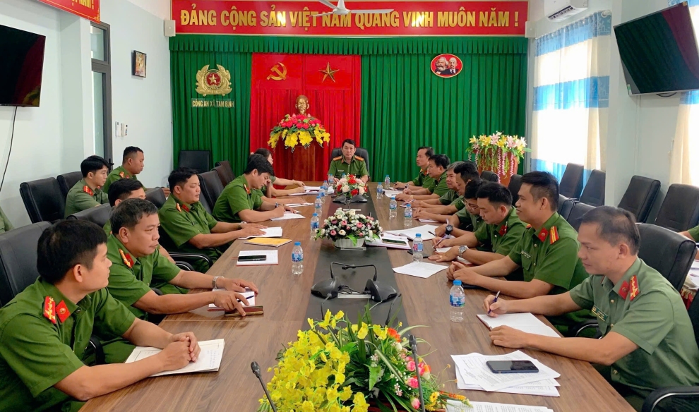 Chi bộ cơ sở Công an xã Tam Bình triển khai thực hiện các văn bản chỉ đạo và thông tin nhanh kết quả Đại hội XIV của Đảng