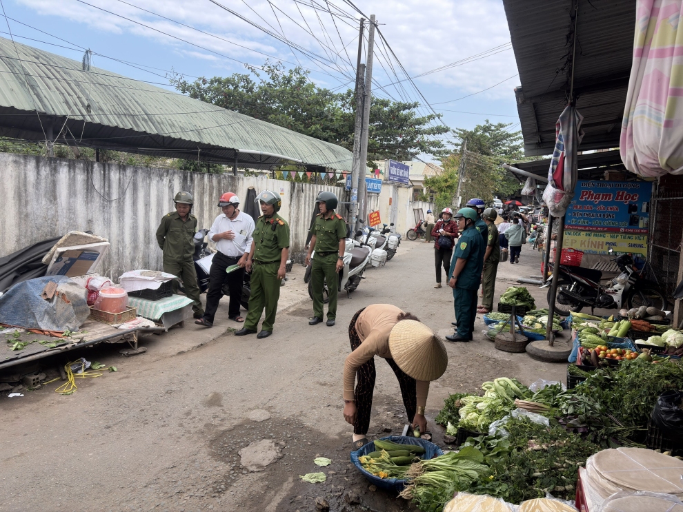 Xã Mỏ Cày tăng cường lập lại trật tự hành lang an toàn đường bộ dịp Tết Nguyên đán năm 2026