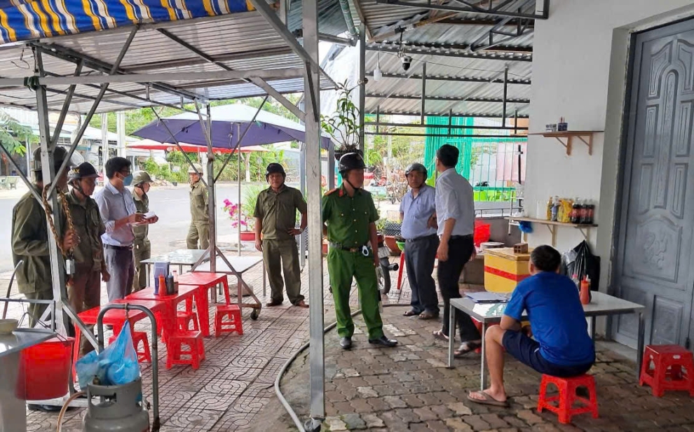 Công an xã Tân Quới kiểm tra giải tỏa vi phạm hành lang an toàn giao thông