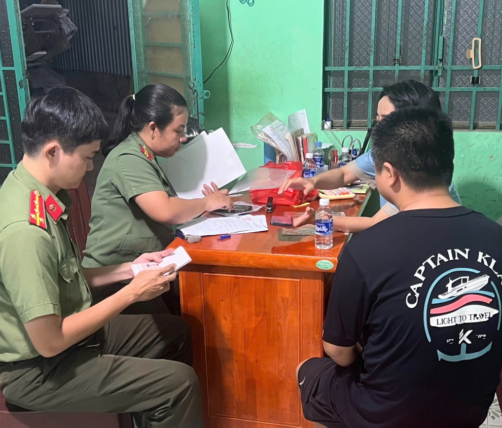 Công an phường Phú Khương tăng cường thực hiện công tác quản lý cư trú đối với người nước ngoài