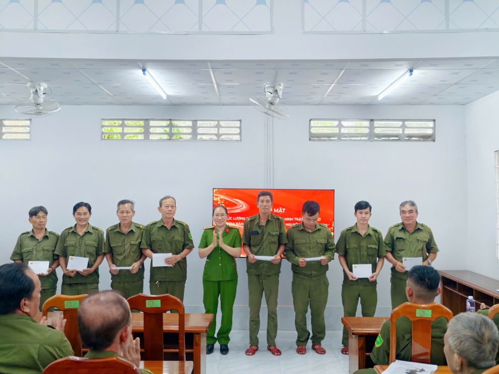 Đảng ủy, Công an phường Cái Vồn tổ chức họp mặt, tặng quà lực lượng tham gia bảo vệ ANTT ở cơ sở nhân dịp Tết Nguyên đán Bính Ngọ năm 2026