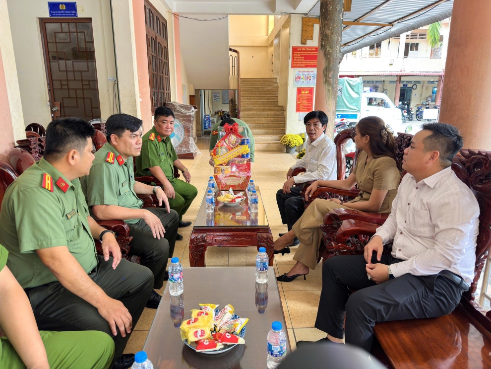 Đảng Ủy, HĐND, UBND, UBMTTQ Việt Nam phường Long Châu thăm, chúc tết Công an Phường