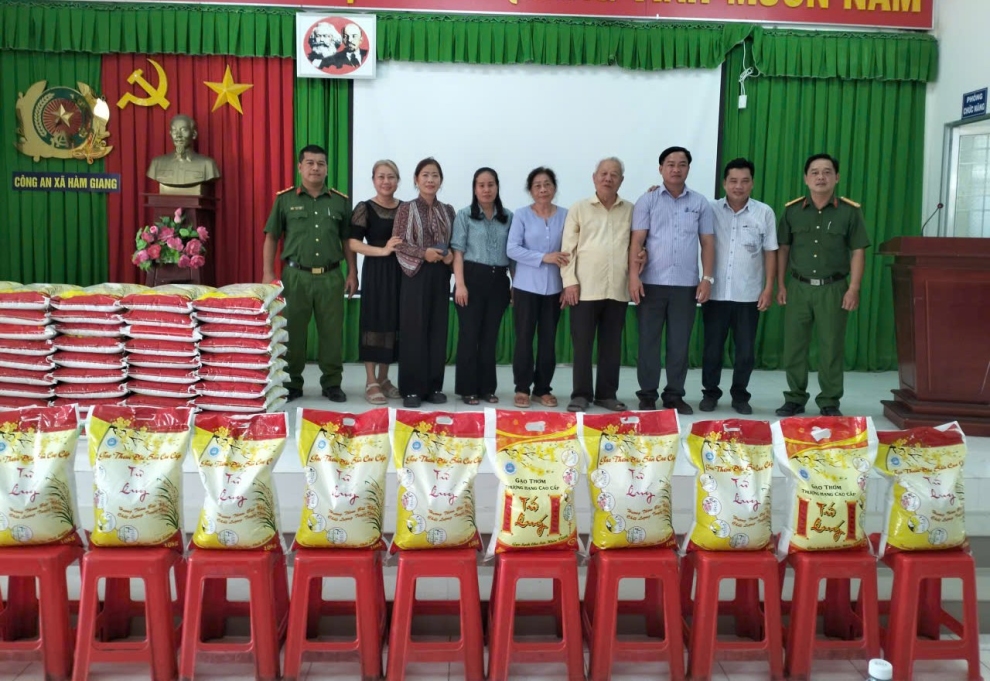 Công an xã Hàm Giang tổ chức trao quà tết tặng người dân có hoàn cảnh khó khăn