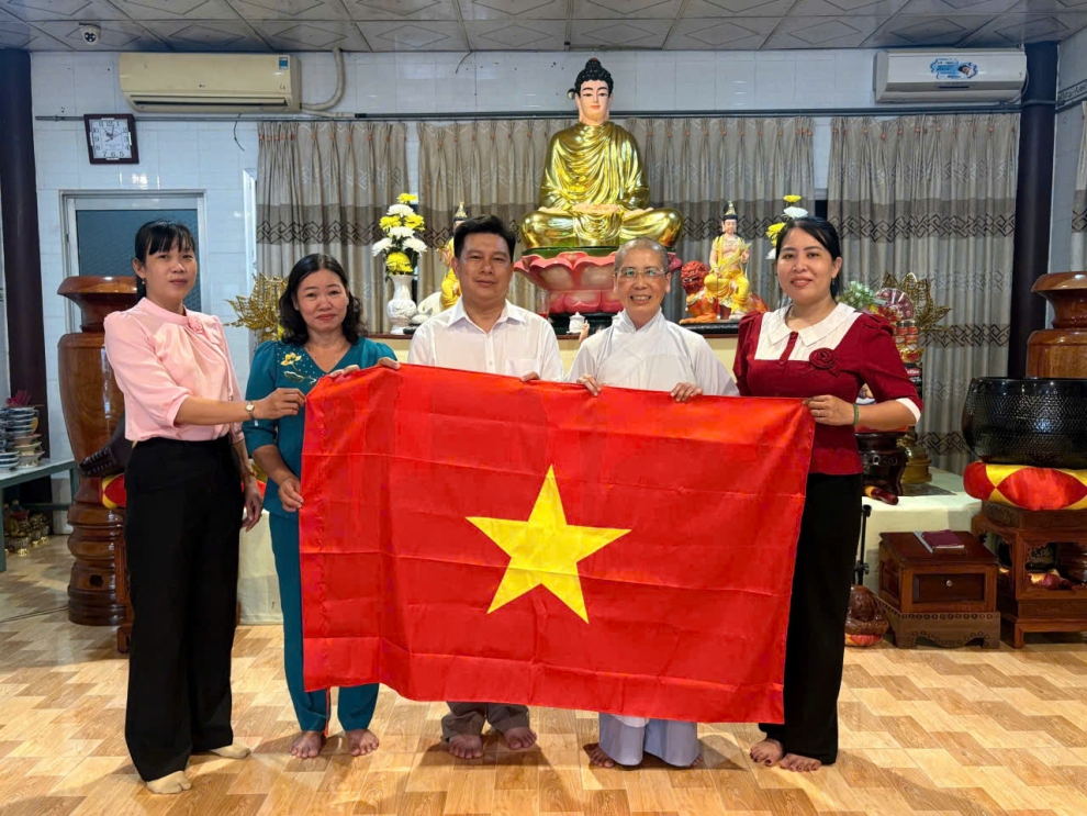 Công an xã Hưng Khánh Trung tặng cờ Tổ quốc các cơ sở tôn giáo