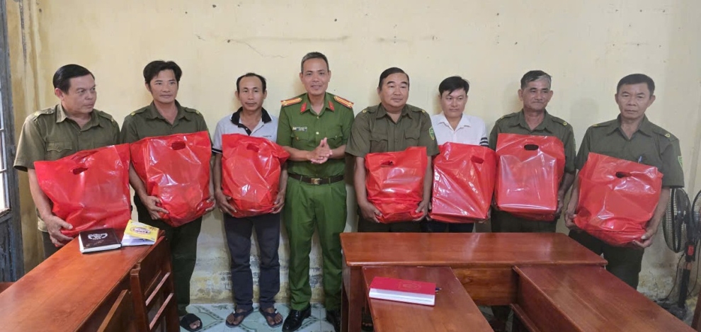Công an xã Lục Sĩ Thành tặng quà lực lượng tham gia bảo vệ an ninh trật tự ở cơ sở nhân dịp Tết Bính Ngọ năm 2026