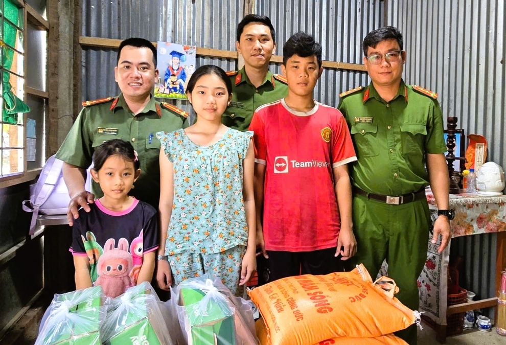 Chi đoàn Công an xã Phú Thuận thăm, tặng quà Tết trẻ em có hoàn cảnh khó khăn