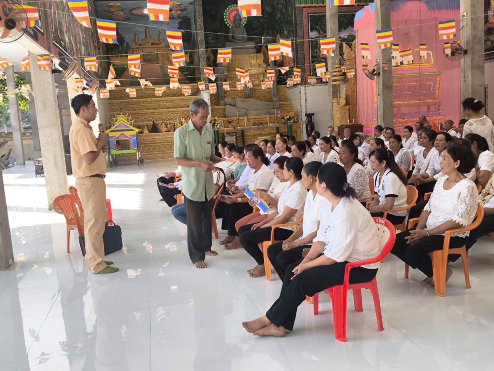 Tuyên truyền ATGT cho trên 700 phật tử tại chùa Wat Pret Tung, xã Hùng Hòa và chùa Long Khánh, phường Trà Vinh