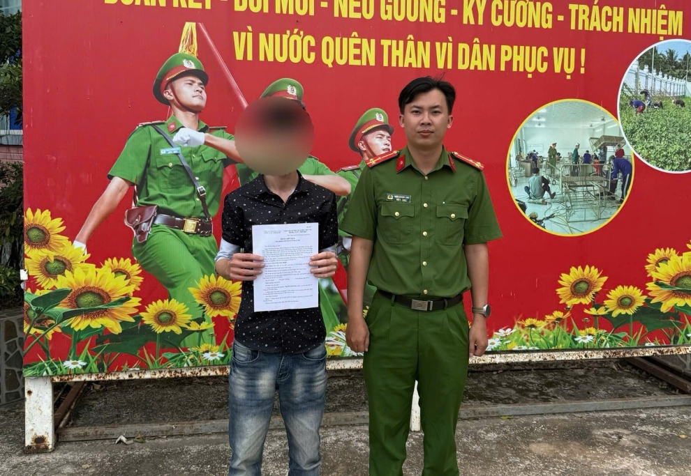 Công an xã Vĩnh Xuân đưa đối tượng nghiện đi cai nghiện tự nguyện