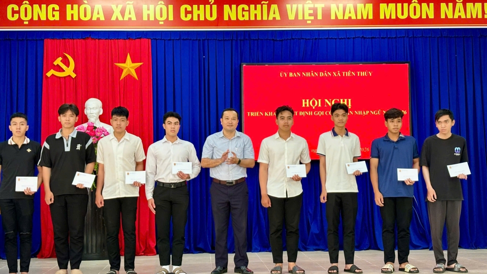 Trao quyết định gọi công dân nhập ngũ thực hiện nghĩa vụ Công an nhân dân năm 2026