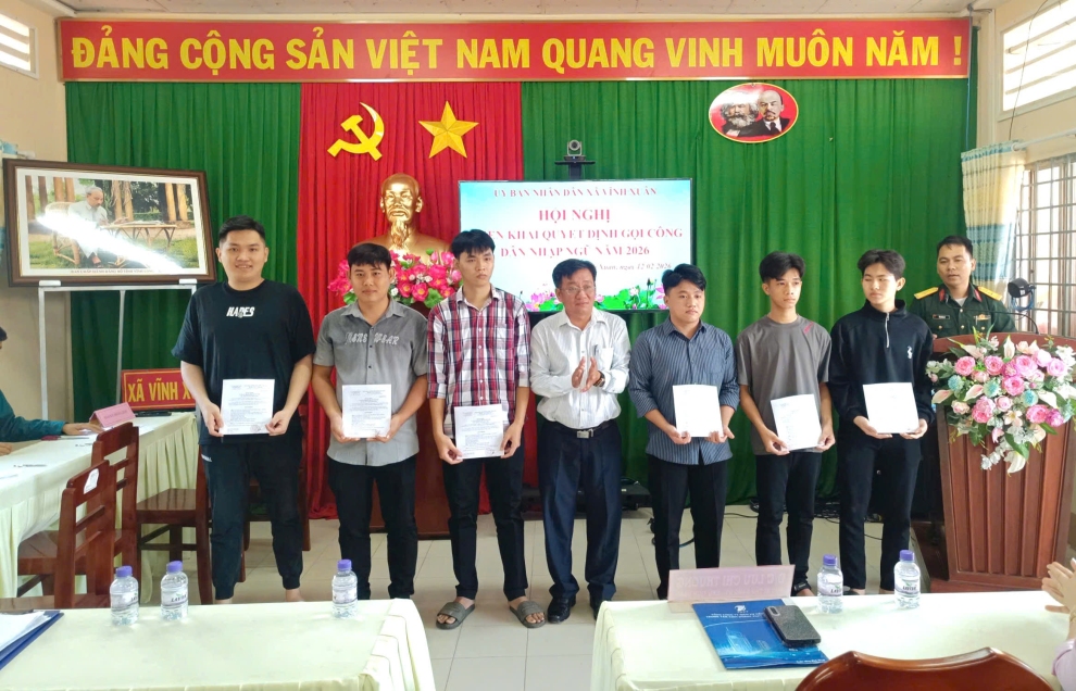Hội đồng nghĩa vụ Quân sự xã Vĩnh Xuân trao lệnh gọi nhập ngũ năm 2026