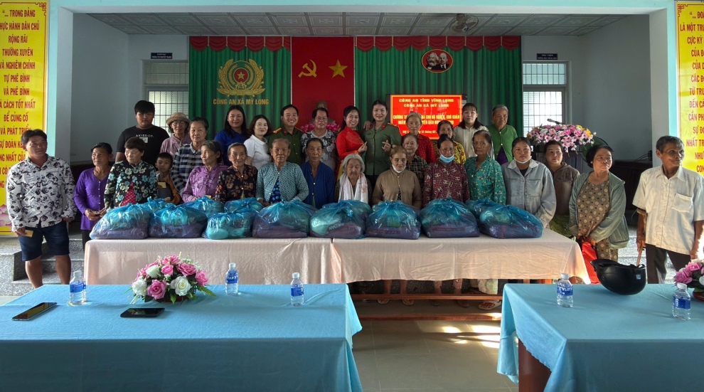 Công an xã Mỹ Long tổ chức tặng quà hộ nghèo, khó khăn nhân dịp Tết Nguyên đán Bính Ngọ 2026