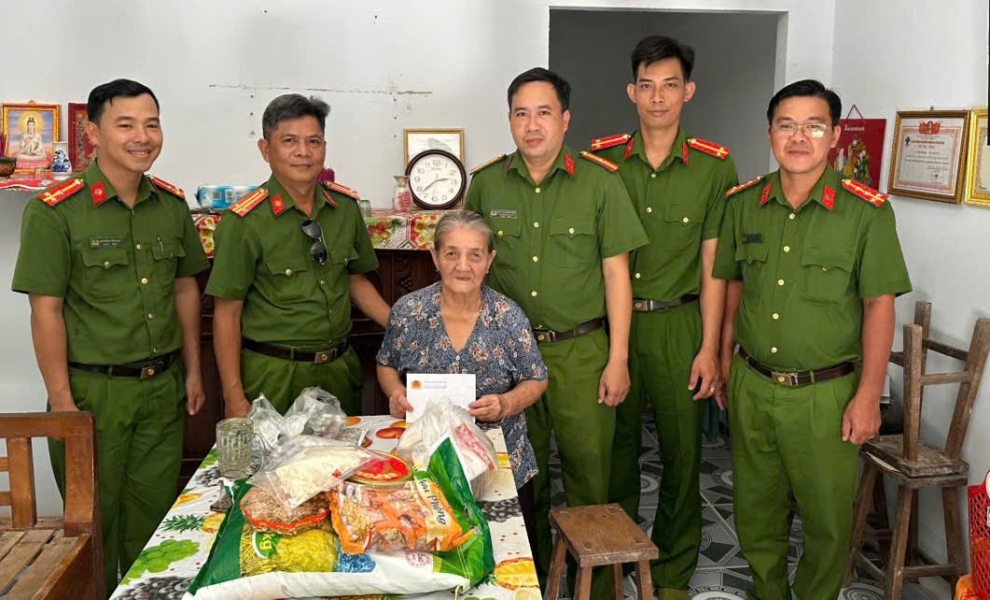 Công an xã Tam Ngãi thăm, tặng quà gia đình có hoàn cảnh khó khăn