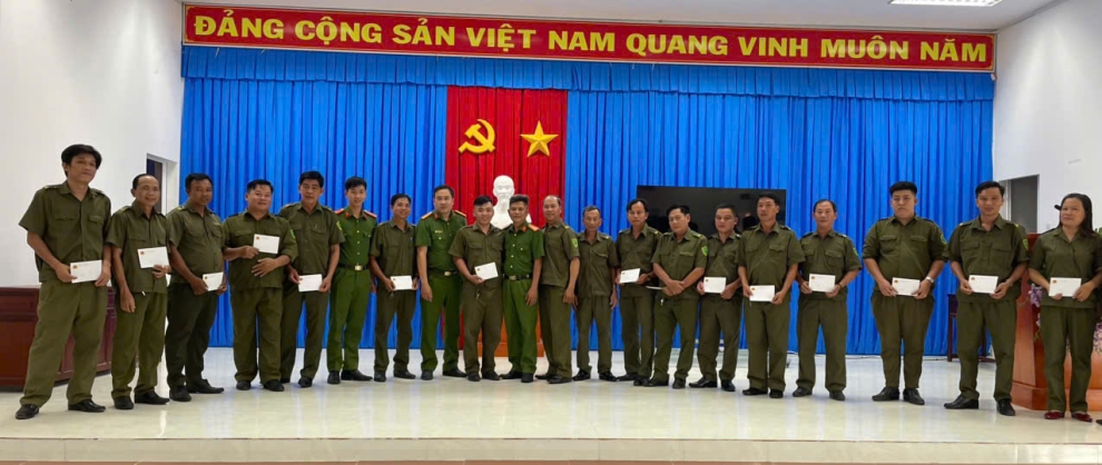 Công an xã Tam Ngãi tặng quà lực lượng tham gia bảo vệ an ninh trật tự ở cơ sở