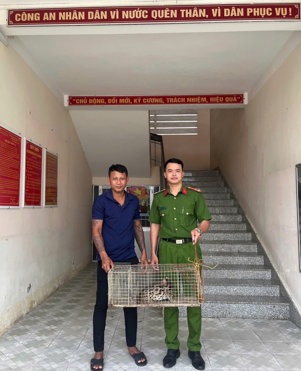 Công an xã Cầu Kè tiếp nhận động vật nguy cấp, quý hiếm do người dân tự nguyện giao nộp