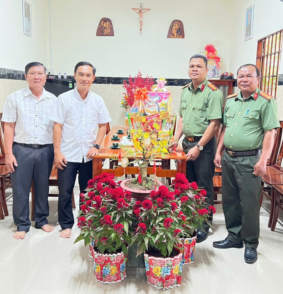 Công an xã Tam Ngãi thăm, chúc Tết các cơ sở tôn giáo trên địa bàn nhân dịp Tết Nguyên đán 2026