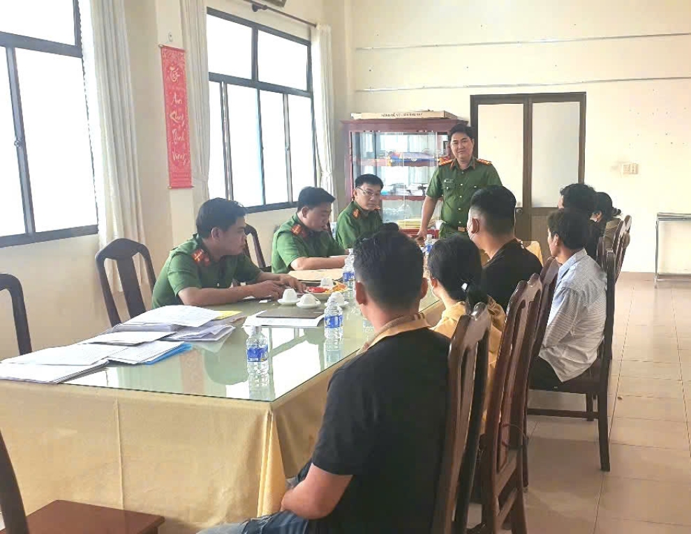 Công an xã Phước Mỹ Trung tổ chức kiểm danh, kiểm diện đột xuất đối tượng thi hành án hình sự tại cộng đồng