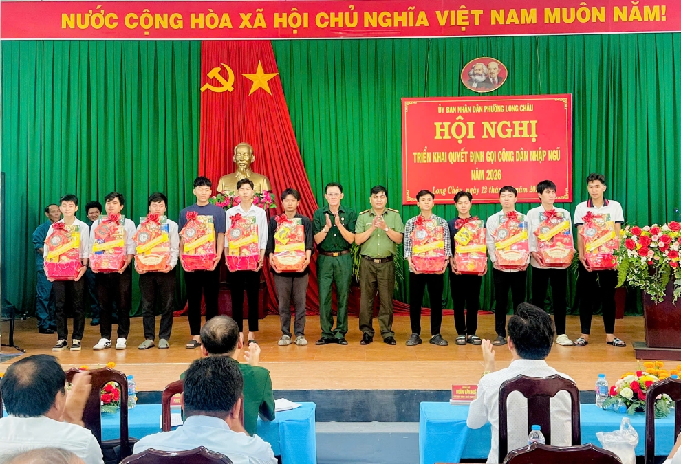 Hội đồng nghĩa vụ Quân sự phường Long Châu tổ chức lễ phát lệnh gọi công dân nhập ngũ năm 2026