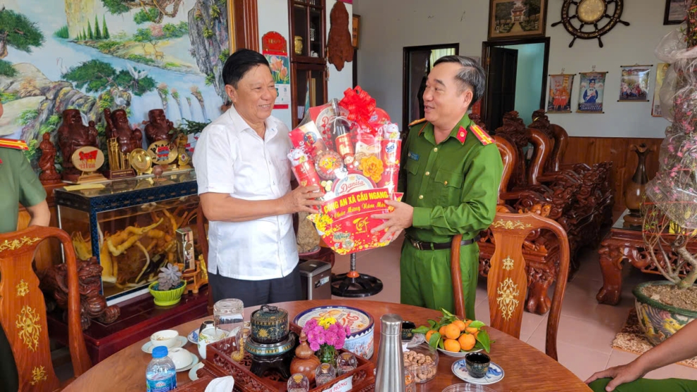 Công an xã Cầu Ngang thăm, chúc Tết các đồng chí nguyên lãnh đạo Công an qua các thời kỳ