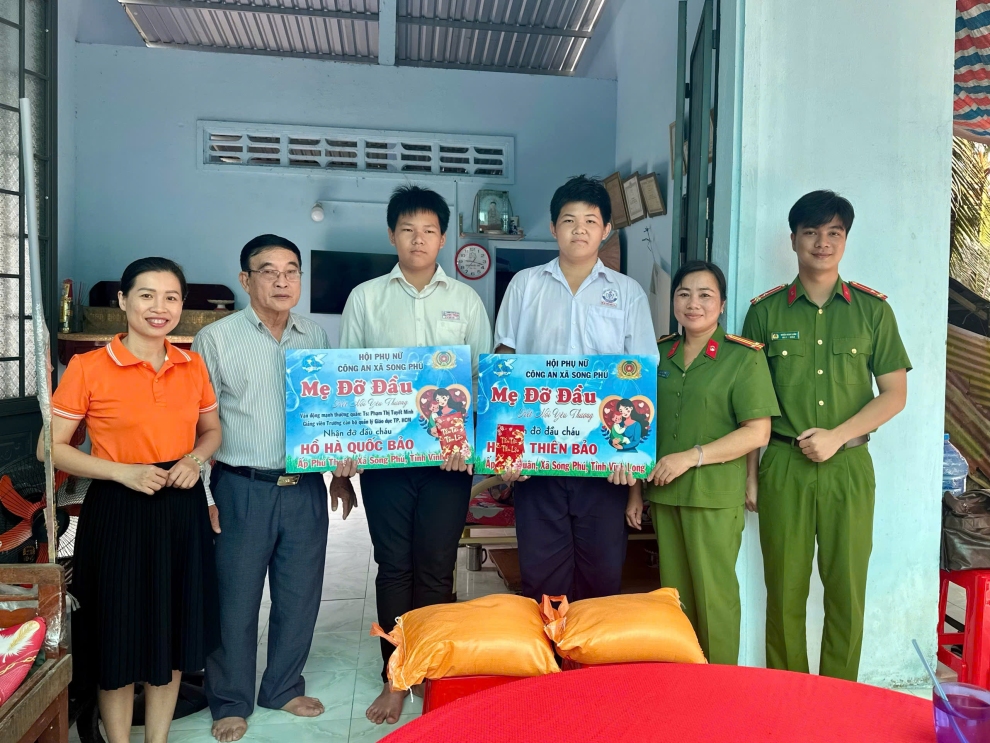 Chi hội phụ nữ Công an xã Song Phú kết nối yêu thương với Chương trình “Mẹ đỡ đầu” - Chung tay chăm lo trẻ mồ côi