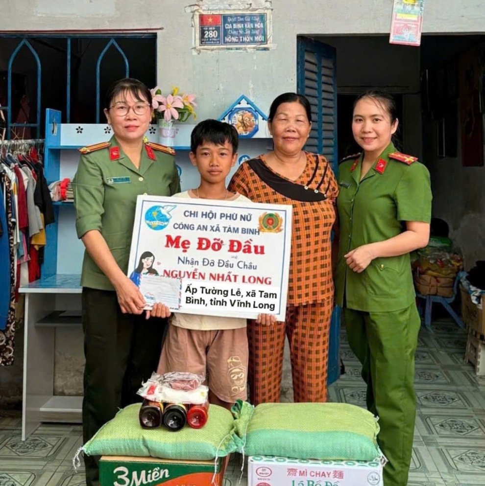 Chi hội Phụ nữ Công an xã Tam Bình tiếp nối chương trình "Mẹ đỡ đầu"