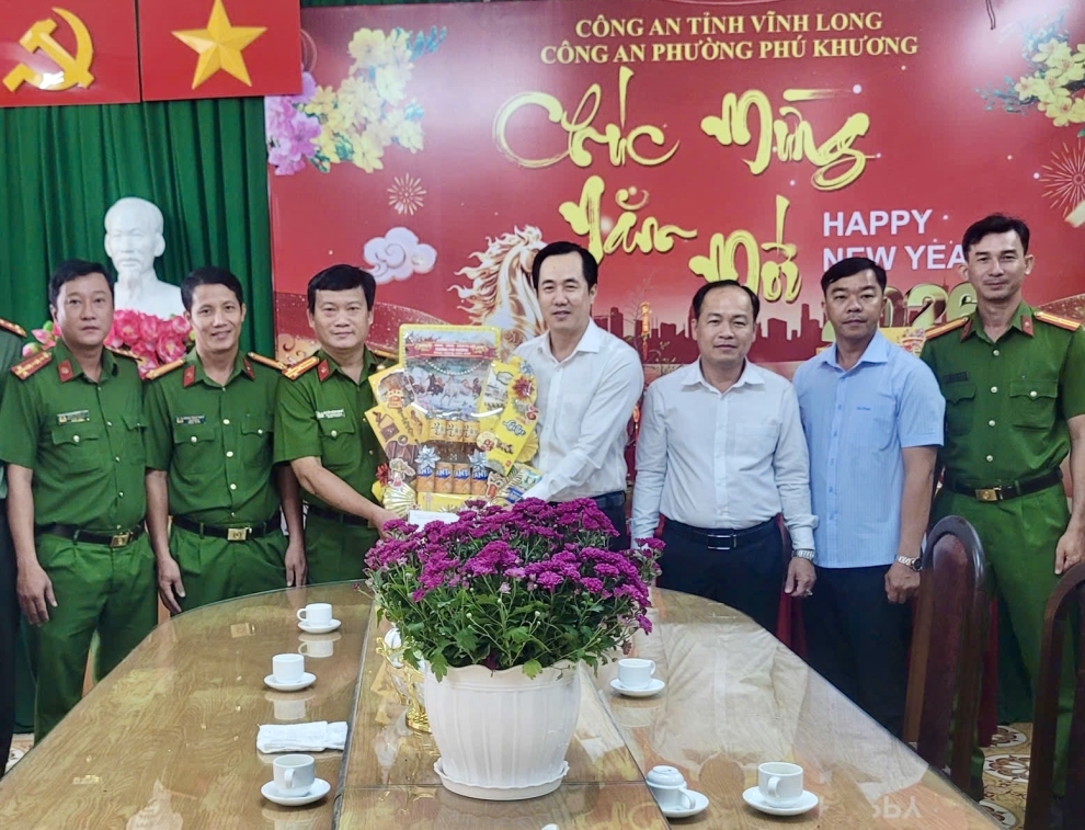 Lãnh đạo Đảng ủy, Hội đồng nhân dân, Ủy ban nhân dân phường Phú Khương thăm, chúc Tết Công an phường