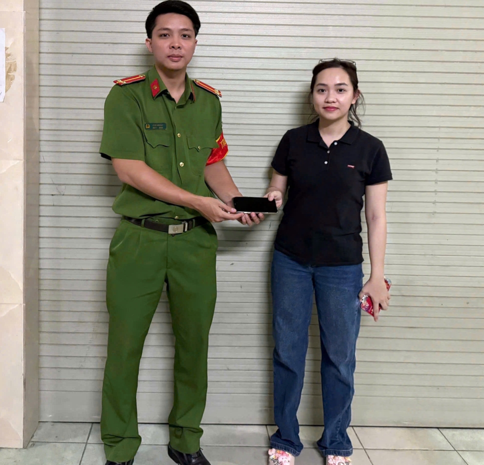 Công an phường Long Châu trả lại tài sản cho người đánh rơi