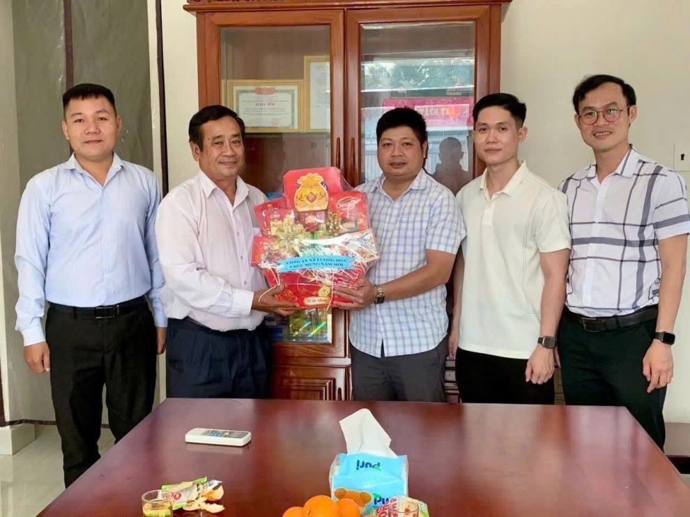 Công an xã Lương Hòa thăm, chúc Tết các cơ sở tôn giáo trên địa bàn xã
