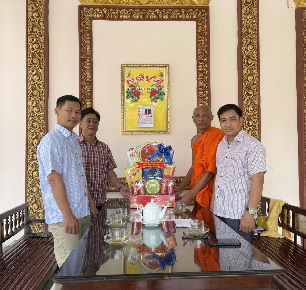 Công an xã An Phú Tân thăm, tặng quà các cơ sở tôn giáo và người có uy tín trên địa bàn nhân dịp tết Nguyên đán Bính Ngọ năm 2026
