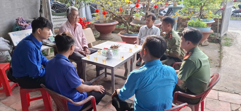 Công an phường Tân Ngãi tặng quà gia đình chính sách trên địa bàn