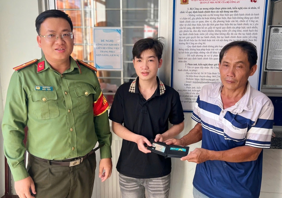 Công an phường Phú Tân trả lại tài sản đánh rơi cho công dân