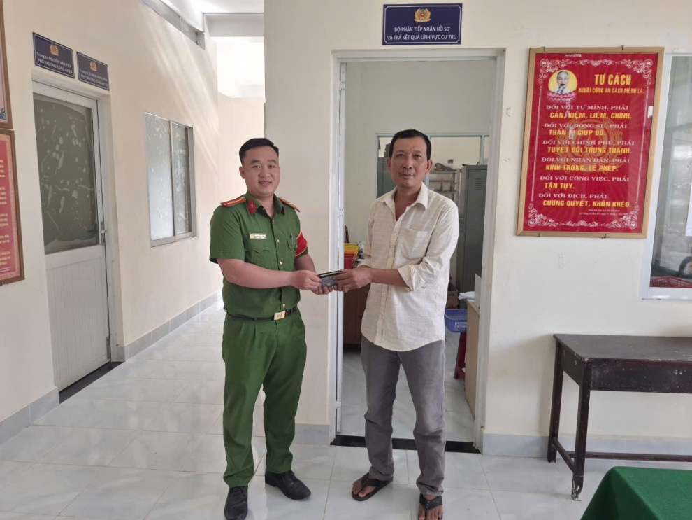 Công an xã Hưng Khánh Trung trả lại điện thoại và ví tiền cho người dân đánh rơi