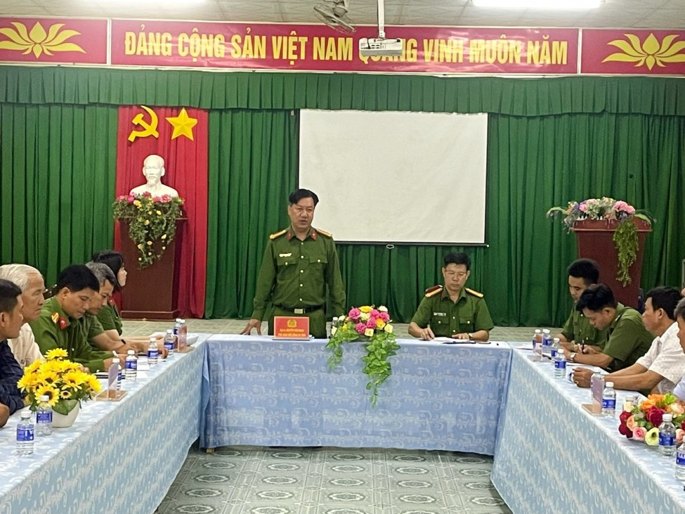 Đại tá Nguyễn Văn Hạnh, Phó Giám đốc Công an tỉnh kiểm tra công tác bảo đảm ANTT phục vụ bầu cử tại xã Nhị Long