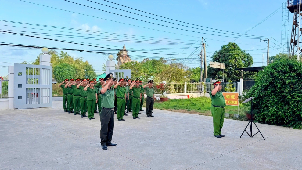 1 Ảnh CBCS Công an xã Hiệp Mỹ chào cờ đầu tháng 3 năm 2026