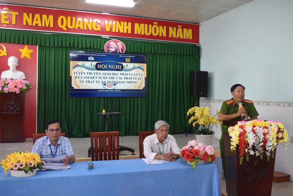 1 Ảnh Đồng chí Thiếu tá Tăng Văn Lên – Phó Trưởng Công an xã Hiệp Mỹ tuyên truyền, giáo dục phát luật về trật tự